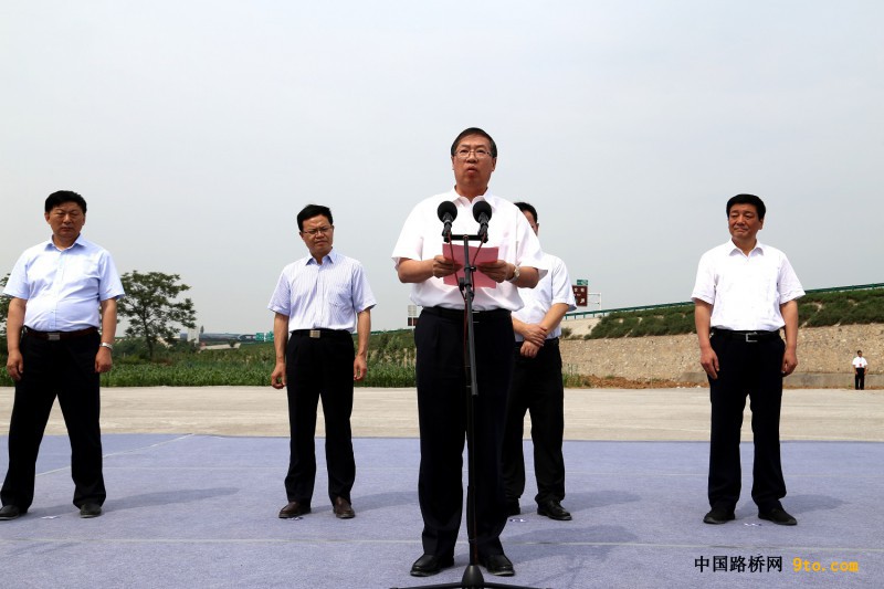 圖為中國(guó)鐵建總裁莊尚標(biāo)在合銅、吳華高速公路項(xiàng)目開(kāi)工儀式發(fā)表重要講話